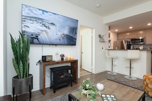 Appartement Deluxe | Aire de séjour | Téléviseur