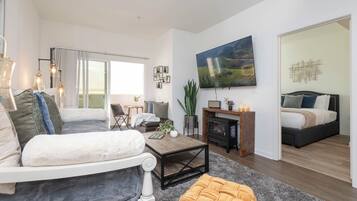 Leilighet – deluxe | Oppholdsområde | TV