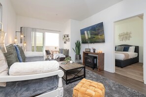 Deluxe Apartment | Living area | TV - Hollywood Apartment Near Walk of Fame (Los Angeles)