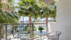 Hollywood Cozy Apartment | ลานระเบียง/นอกชาน