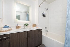Bathroom - Hollywood Apartment Near Walk of Fame (Los Angeles)