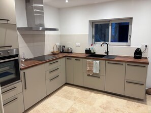 Micro-ondes, four, plaque de cuisson, lave-vaisselle