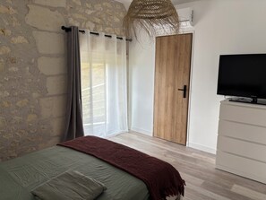 2 bedrooms, iron/ironing board, WiFi, bed sheets - Charming house in the wine-growing village of Cravant les Coteaux. (Cravant-les-Côteaux)