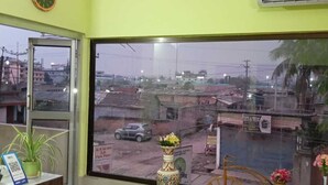 Une pièce dotée d’une grande fenêtre donnant sur la rue.