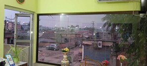 Dobbeltrom – basic, byutsikt | Gateutsikt