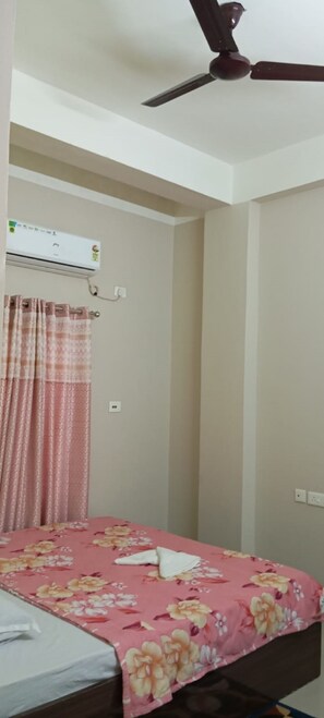 Skrivbord, arbetsyta för laptop och gratis wi-fi
