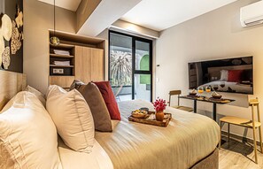 1 Schlafzimmer, Schreibtisch, Bügeleisen/Bügelbrett, Reisekinderbett