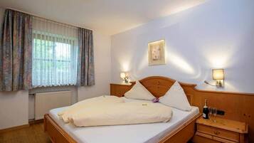 1 bedroom, bed sheets
