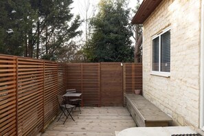 Outdoor dining - Stylish Home, Beautiful Views & Parking, Stroud (Brimscombe)