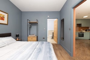 1 bedroom, iron/ironing board, WiFi, bed sheets - Stylish Home, Beautiful Views & Parking, Stroud (Brimscombe)