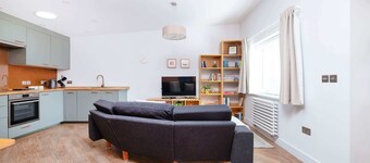 Stylish Home, Beautiful Views & Parking, Stroud