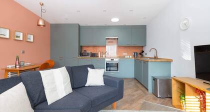 Stylish Home, Beautiful Views & Parking, Stroud