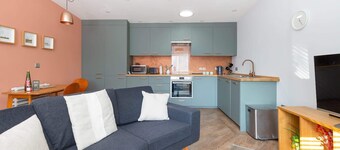Stylish Home, Beautiful Views & Parking, Stroud