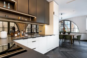 Kühlschrank, Mikrowelle, Ofen, Herdplatte