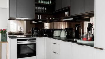 Kjøleskap, mikrobølgeovn, ovn og kokeplater