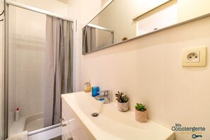 Shower, free toiletries, hair dryer, towels