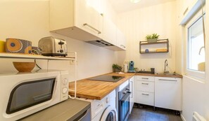 Fridge, microwave, oven, coffee/tea maker