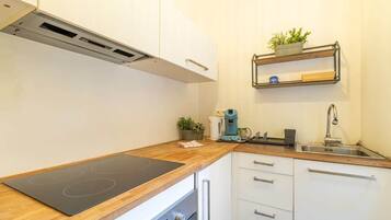 Réfrigérateur, micro-ondes, four, cafetière/bouilloire