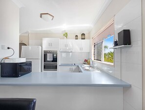 Refrigerador, microondas, horno y parrilla de estufa 