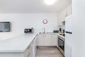 Jääkaappi, mikroaaltouuni, uuni, liesi