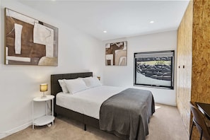 3 bedrooms, desk, iron/ironing board, WiFi