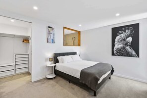 3 bedrooms, desk, iron/ironing board, WiFi