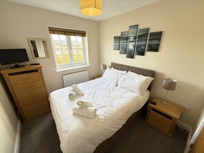 3 slaapkamers, een strijkplank/strijkijzer, gratis wifi, beddengoed