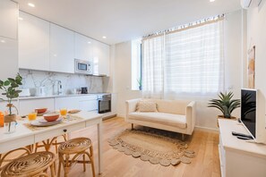 Leilighet – comfort, 2 soverom, ikke-røyk | Oppholdsområde | En 16-tommers TV med kabel-kanaler