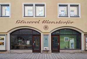 A building with the sign "Glaserei Hiansdorfer" above the entrance.