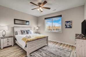 3 bedrooms, desk, iron/ironing board, travel crib - Pony Meadows! Family Escape with BBQ & Workspace (Colorado Springs)