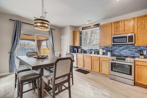 Fridge, microwave, oven, stovetop - Pony Meadows! Family Escape with BBQ & Workspace (Colorado Springs)