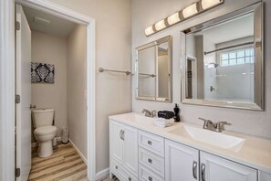 Shower, hair dryer, towels - Pony Meadows! Family Escape with BBQ & Workspace (Colorado Springs)