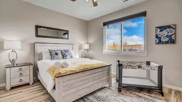 3 soveværelser, skrivebord, strygejern/strygebræt, weekendseng