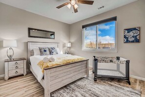 3 chambres, bureau, fer et planche à repasser, lit parapluie