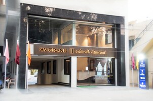 Una entrada de hotel moderna con un letrero que dice "SV GRAND III".