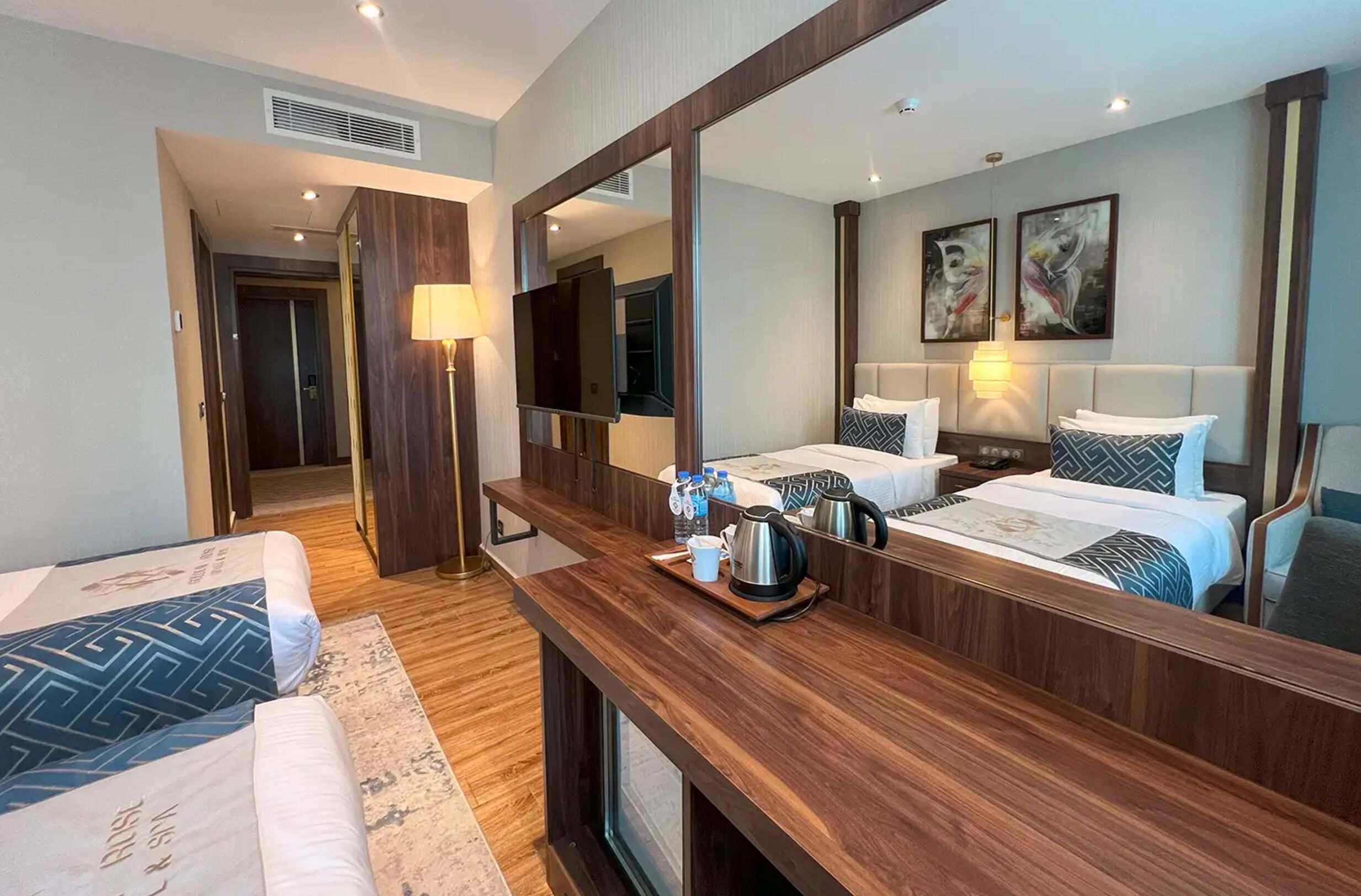 Habitación estándar con 1 cama matrimonial o 2 individuales | Caja de seguridad en la habitación y escritorio 