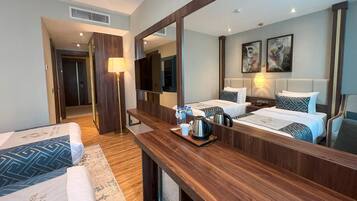 Habitación estándar con 1 cama matrimonial o 2 individuales | Caja de seguridad en la habitación y escritorio