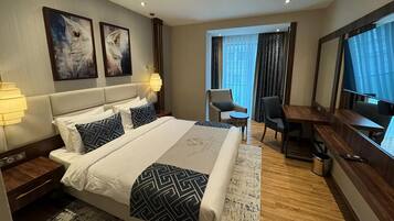 Kahden hengen standard-huone (yksi tai kaksi sänkyä) | Tallelokero huoneessa, työpöytä