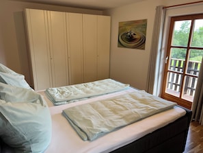 1 bedroom, bed sheets