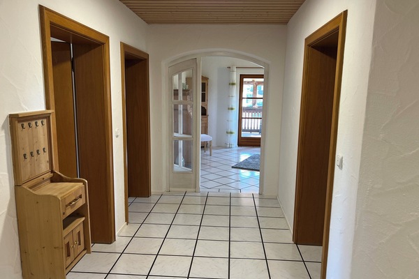 Ferienwohnung bis 4 Personen, 90 qm, 2 Schlafzimmer mit Balkon-Hausgang Richtung Terrrasse