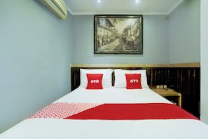 Habitación estándar doble | Ropa de cama de alta calidad, escritorio, tabla de planchar con plancha