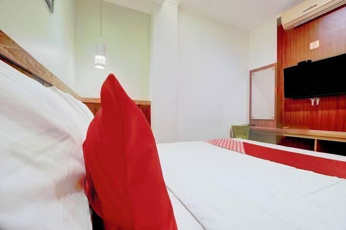 Peralatan tempat tidur premium, meja, seterika/papan seterika