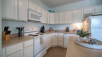 Een koelkast, een magnetron, een oven, een kookplaat