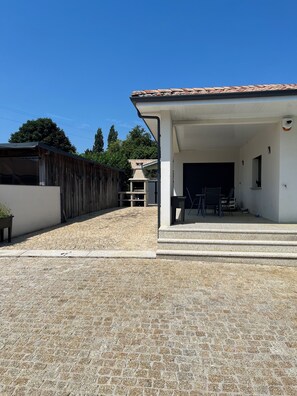 Terrace/patio - Villa near the Bassin d'Arcachon with private pool (Saucats)