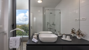 Dusche, Haartrockner, Handtücher