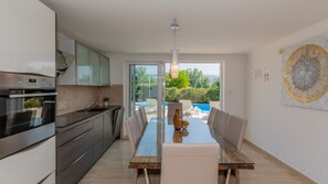 Kühlschrank, Mikrowelle, Ofen, Geschirrspüler