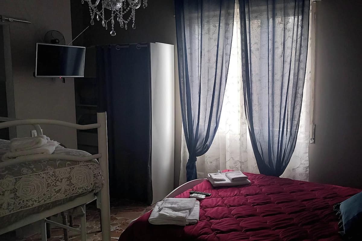 Comfort-Vierbettzimmer, Mehrere Betten, Bergblick | Badezimmer | Kostenlose Toilettenartikel, Haartrockner, Handtücher, Seife