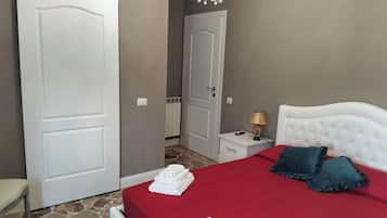 Habitación Deluxe con 1 cama matrimonial o 2 individuales, 1 cama matrimonial, vista al jardín | Baño | Amenidades de baño gratuitas, secadora de cabello, toallas, jabón