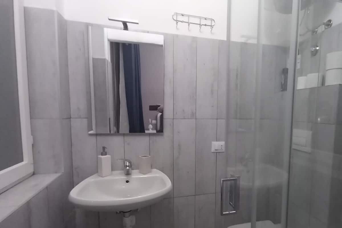 Habitación cuádruple Confort, varias camas, vista a la montaña | Baño | Amenidades de baño gratuitas, secadora de cabello, toallas, jabón