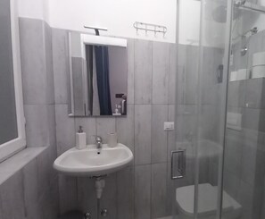 Habitación cuádruple Confort, varias camas, vista a la montaña | Baño | Amenidades de baño gratuitas, secadora de cabello, toallas, jabón 